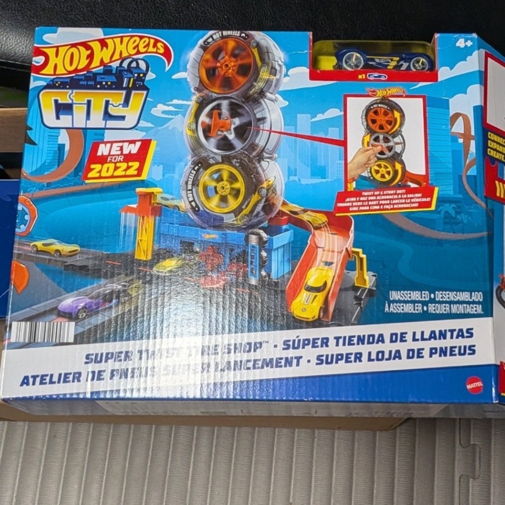 Hot Wheels City Super Twist Tire Shop Playset with 1 Car HDP02 New